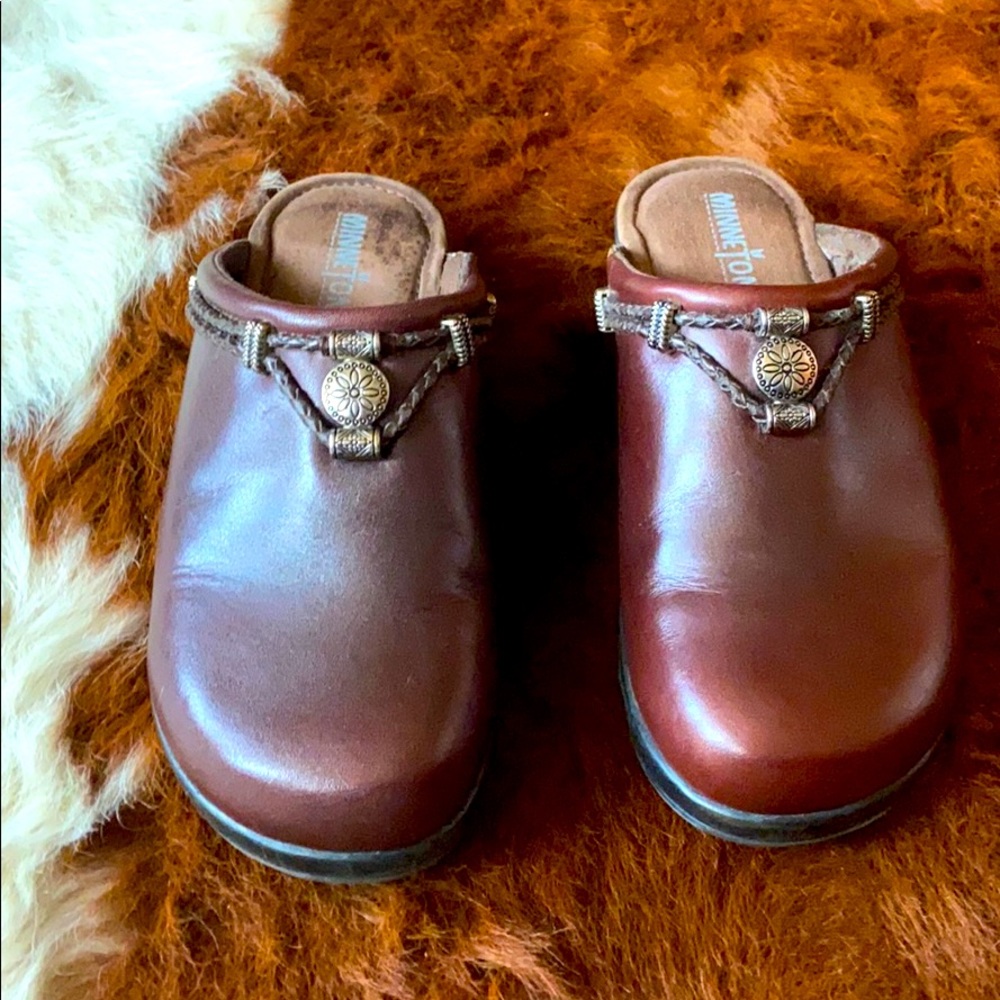 Minnetonka Silverthorne Brown Leather Clog